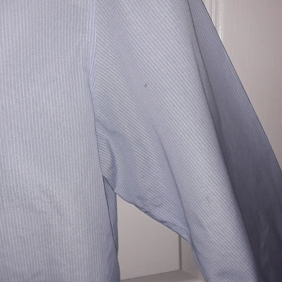 - GAP Fitted Button Down Shirt - Picture 3 of 5